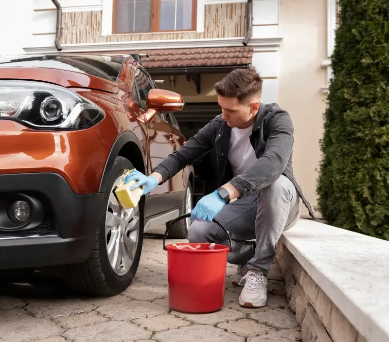 Lavage auto à domicile Chaleins : professionnel intervenant sur un véhicule